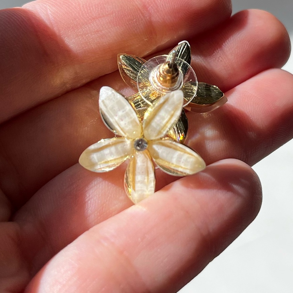 Flower small diamond cream gold flower earrings